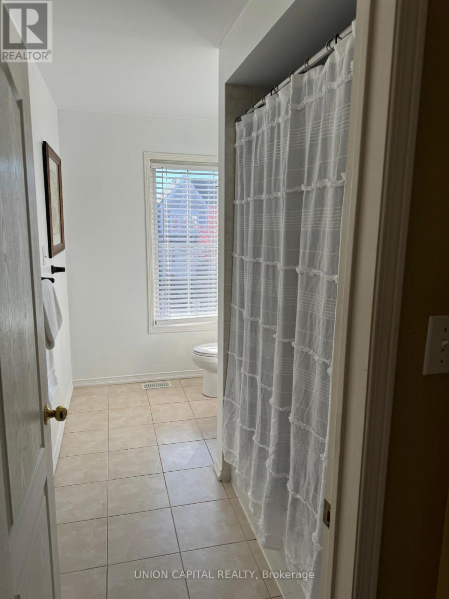 Room B - 21 Denbury Court, Whitby, Ontario  L1M 0H5 - Photo 4 - E13000544