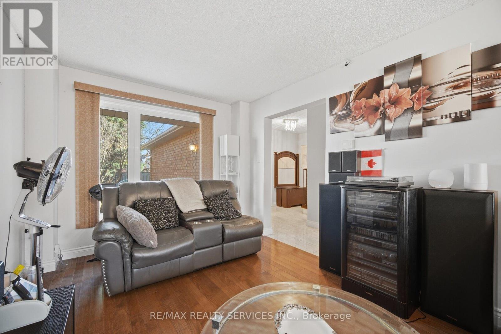 16 Langholm Court, Brampton, Ontario  L6Z 2Y1 - Photo 7 - W13005034