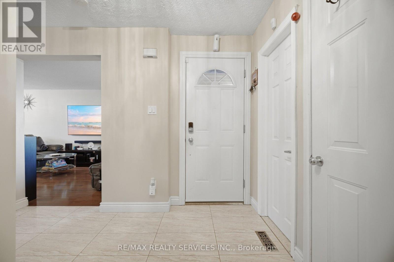 16 Langholm Court, Brampton, Ontario  L6Z 2Y1 - Photo 5 - W13005034