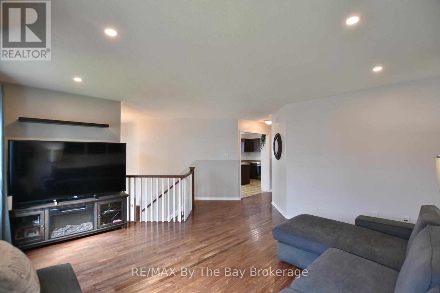 215 Montreal Street, Clearview, Ontario  L0M 1S0 - Photo 10 - S13005416