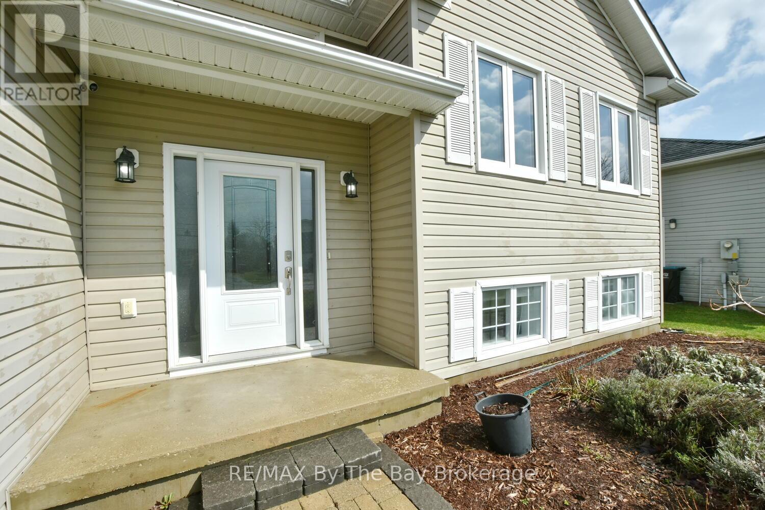 215 Montreal Street, Clearview, Ontario  L0M 1S0 - Photo 6 - S13005416