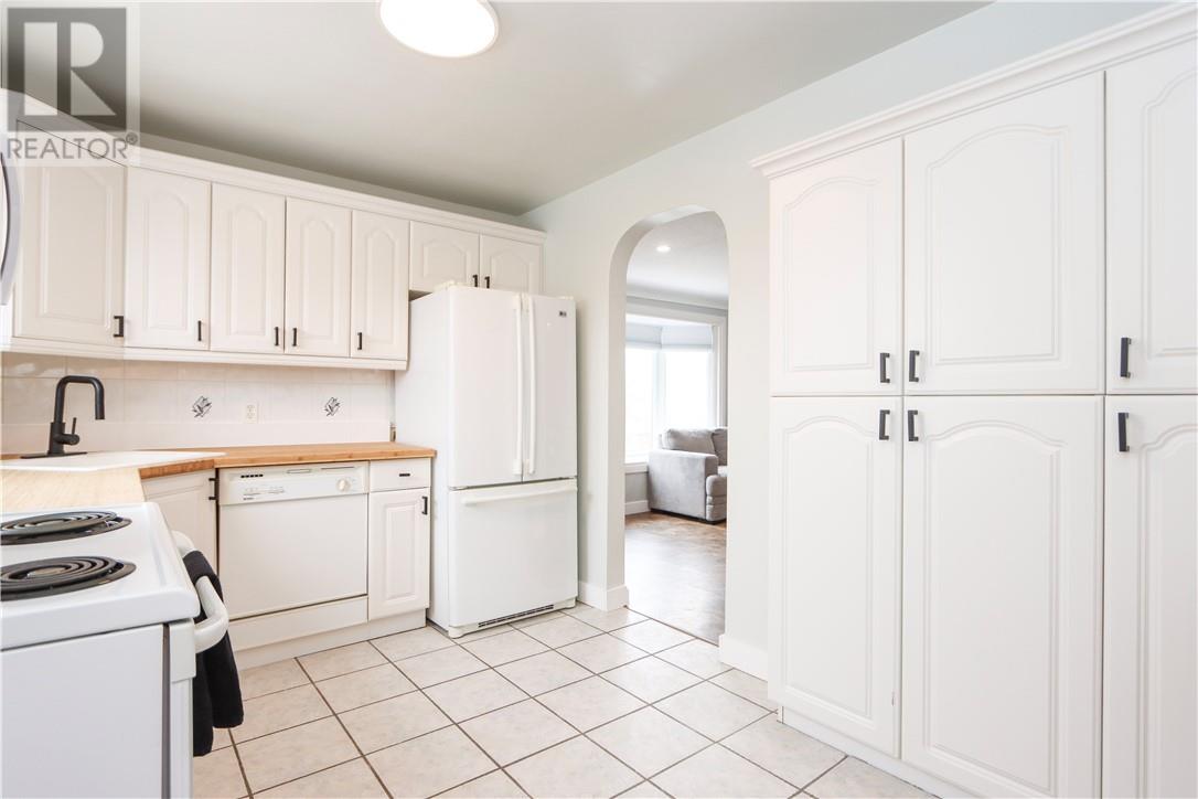 1445 Southview, Sudbury, Ontario  P3E 2L9 - Photo 2 - 2127155