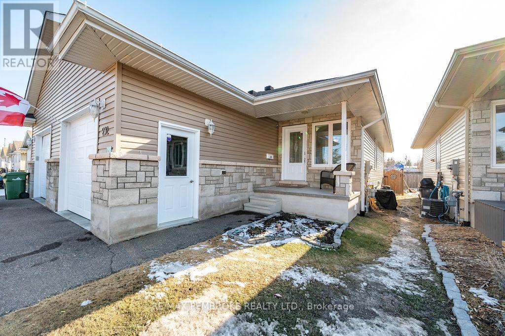 292 Mckenzie Street, Pembroke, Ontario  K8A 3V7 - Photo 2 - X13005610