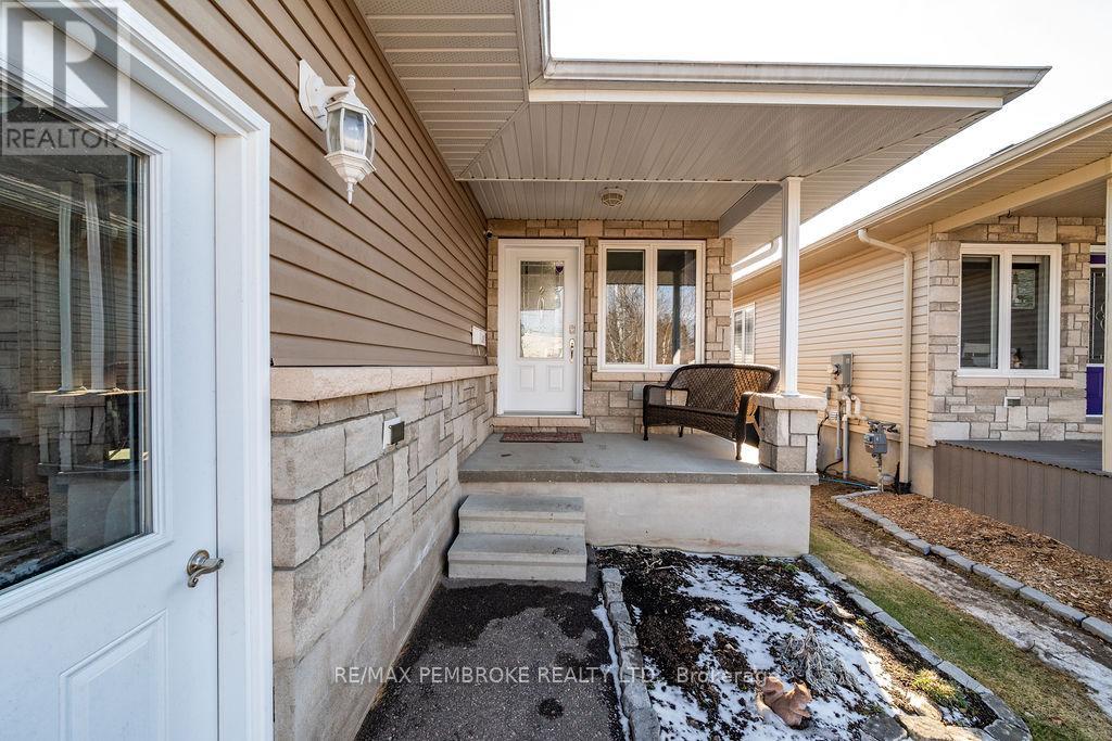 292 Mckenzie Street, Pembroke, Ontario  K8A 3V7 - Photo 3 - X13005610