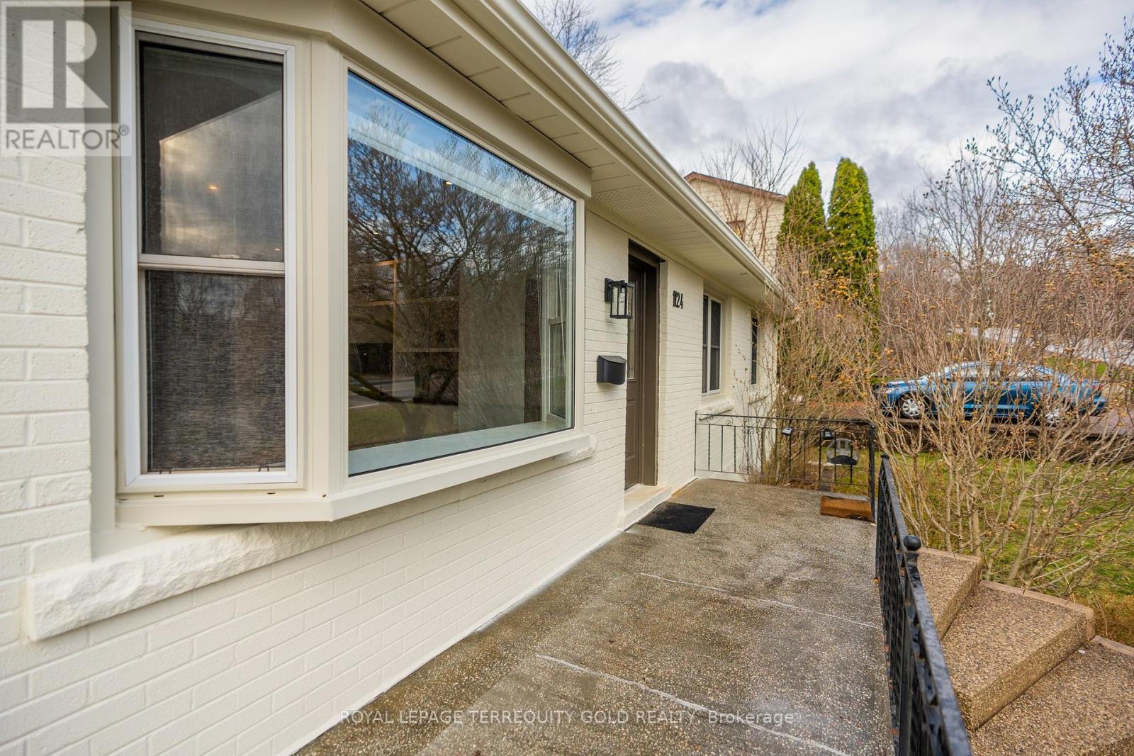 1124 Kent Avenue, Oakville, Ontario  L6H 1Z8 - Photo 4 - W13005584