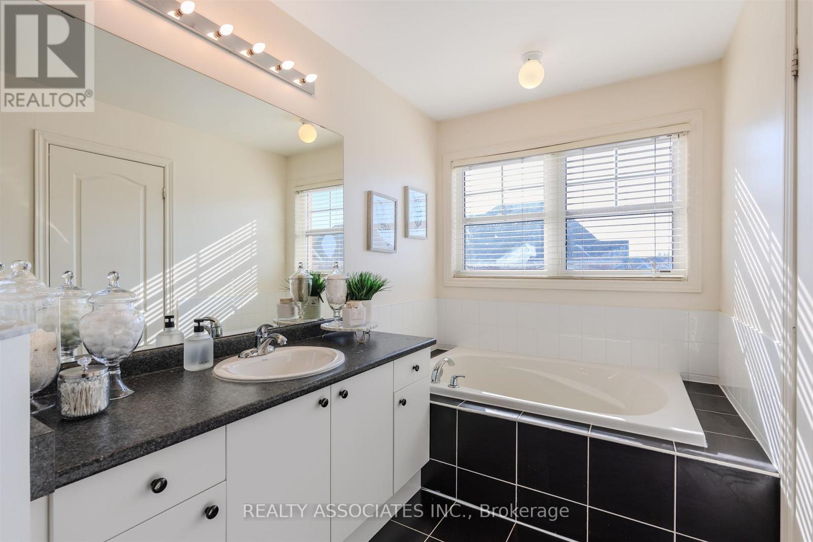 19 Bearings Avenue, Whitchurch-Stouffville, Ontario  L4A 0W6 - Photo 30 - N12951844