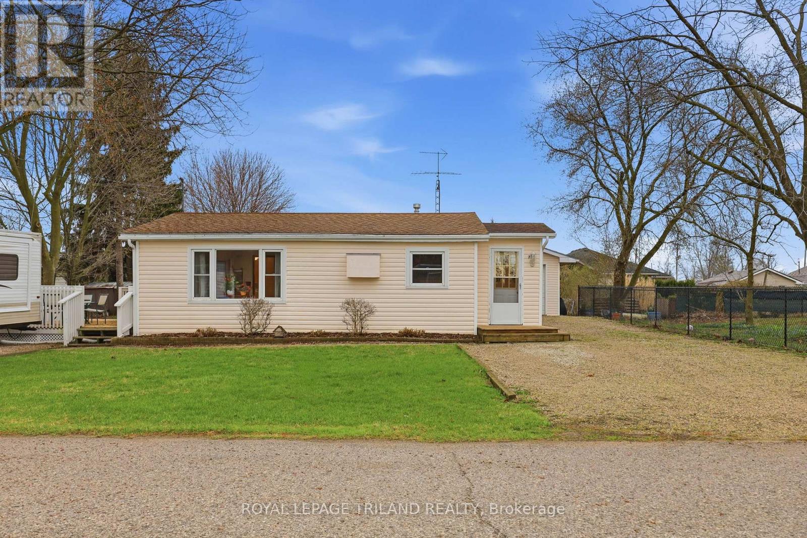 75 Sherrard Street, Lambton Shores, Ontario  N0M 2N0 - Photo 2 - X13005936