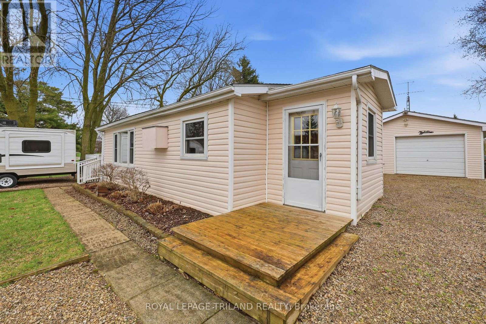 75 Sherrard Street, Lambton Shores, Ontario  N0M 2N0 - Photo 3 - X13005936