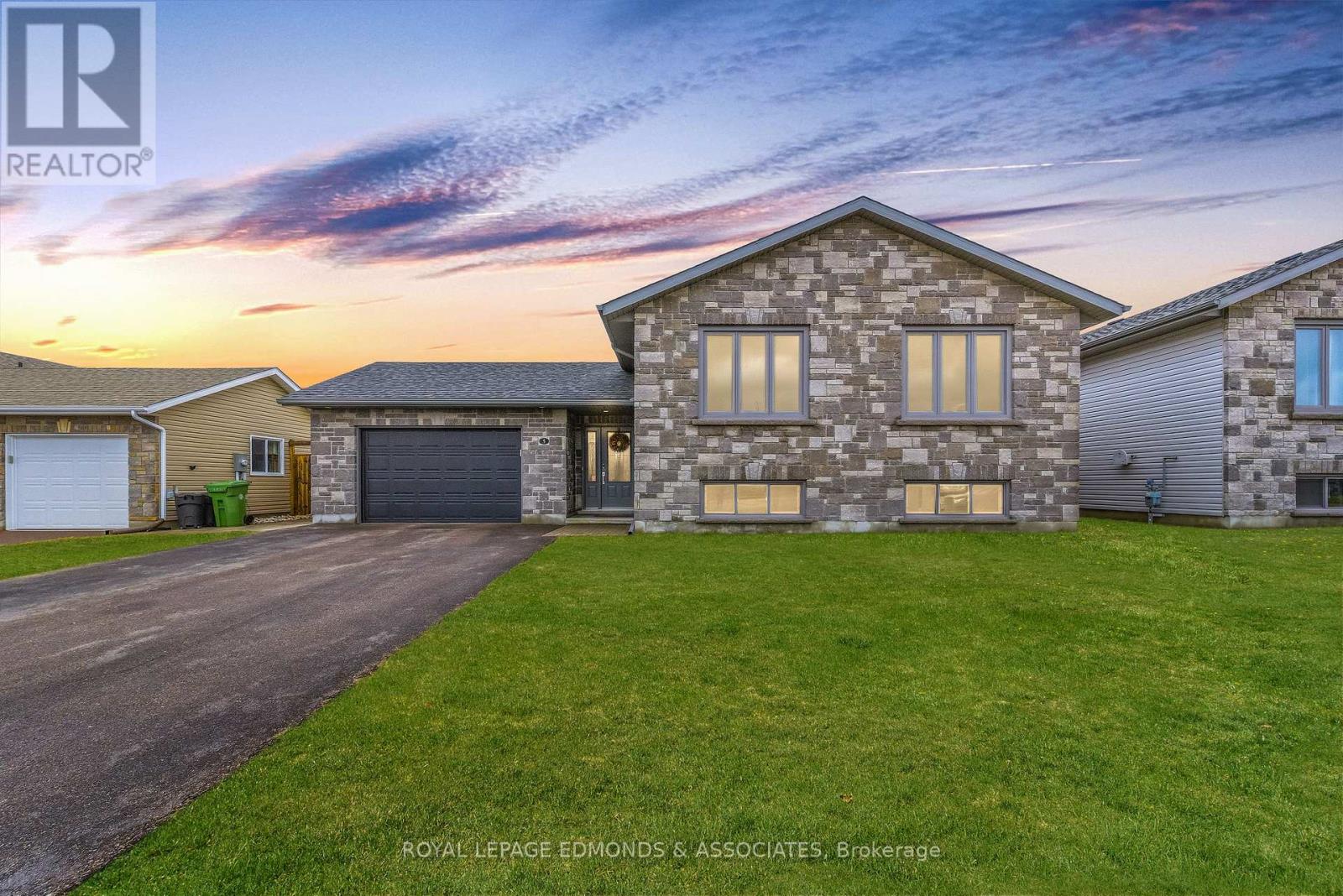 5 Nile Street, Petawawa, Ontario  K8H 2W8 - Photo 1 - X13005946