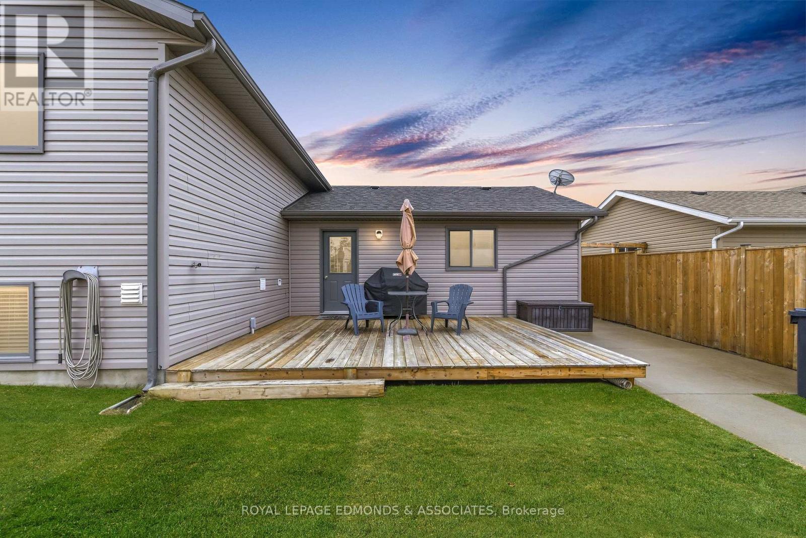 5 Nile Street, Petawawa, Ontario  K8H 2W8 - Photo 2 - X13005946