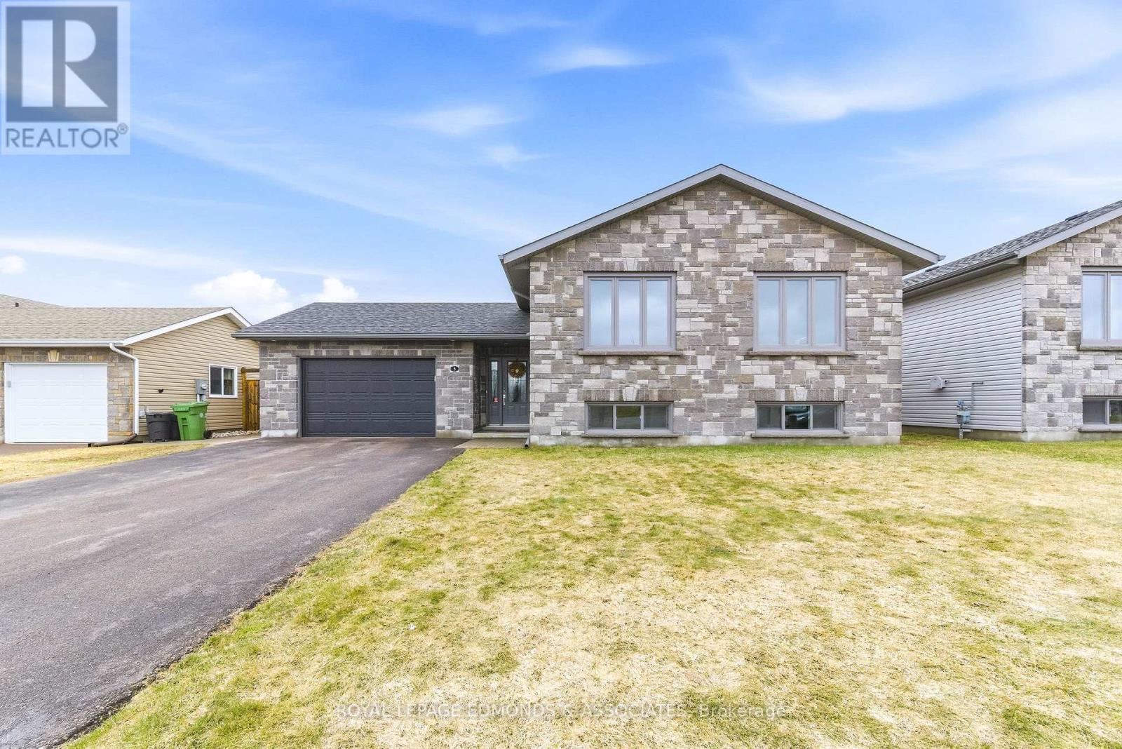 5 Nile Street, Petawawa, Ontario  K8H 2W8 - Photo 3 - X13005946