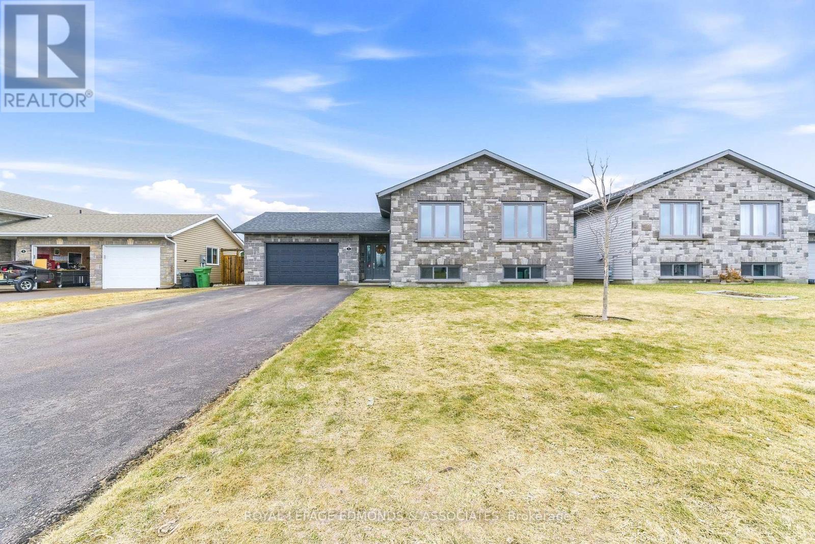 5 Nile Street, Petawawa, Ontario  K8H 2W8 - Photo 4 - X13005946