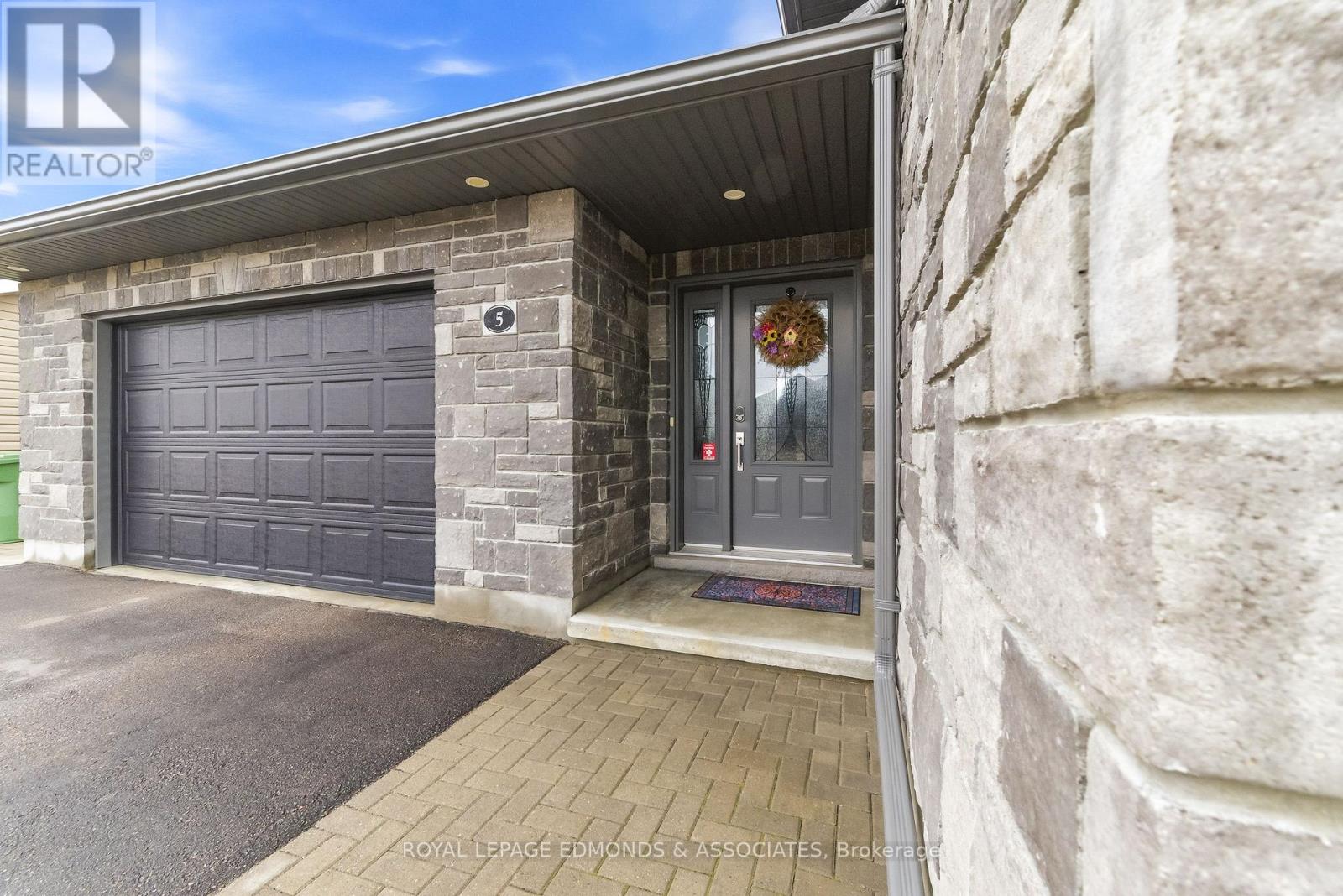 5 Nile Street, Petawawa, Ontario  K8H 2W8 - Photo 5 - X13005946