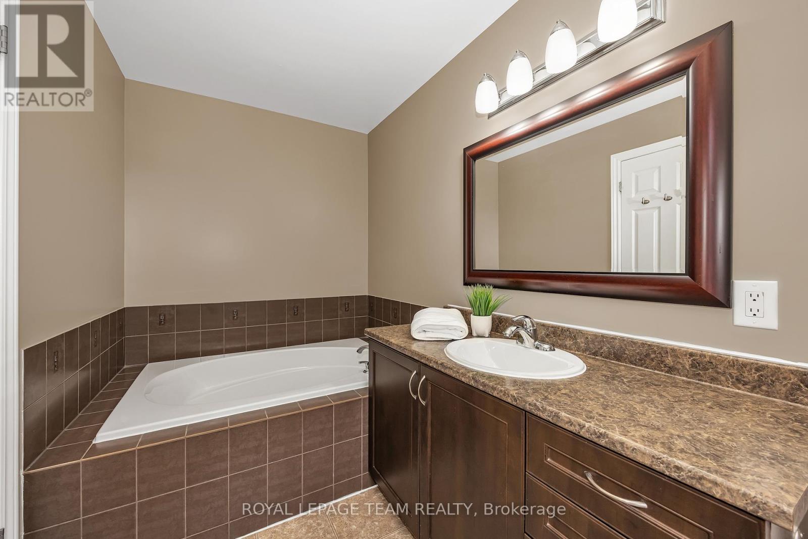 217 Hunterbrook Street, Ottawa, Ontario  K2K 0E6 - Photo 14 - X13006092