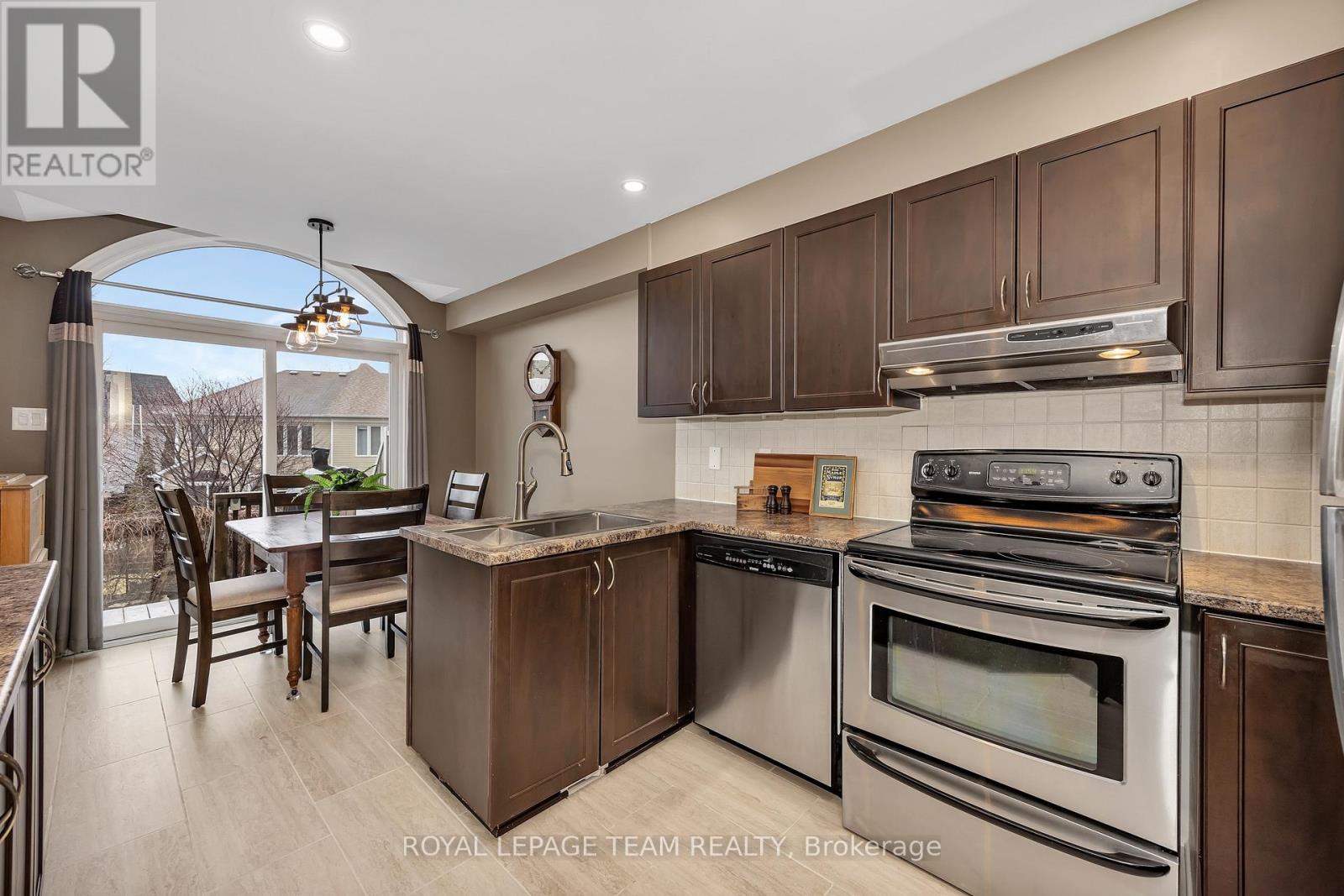 217 Hunterbrook Street, Ottawa, Ontario  K2K 0E6 - Photo 8 - X13006092