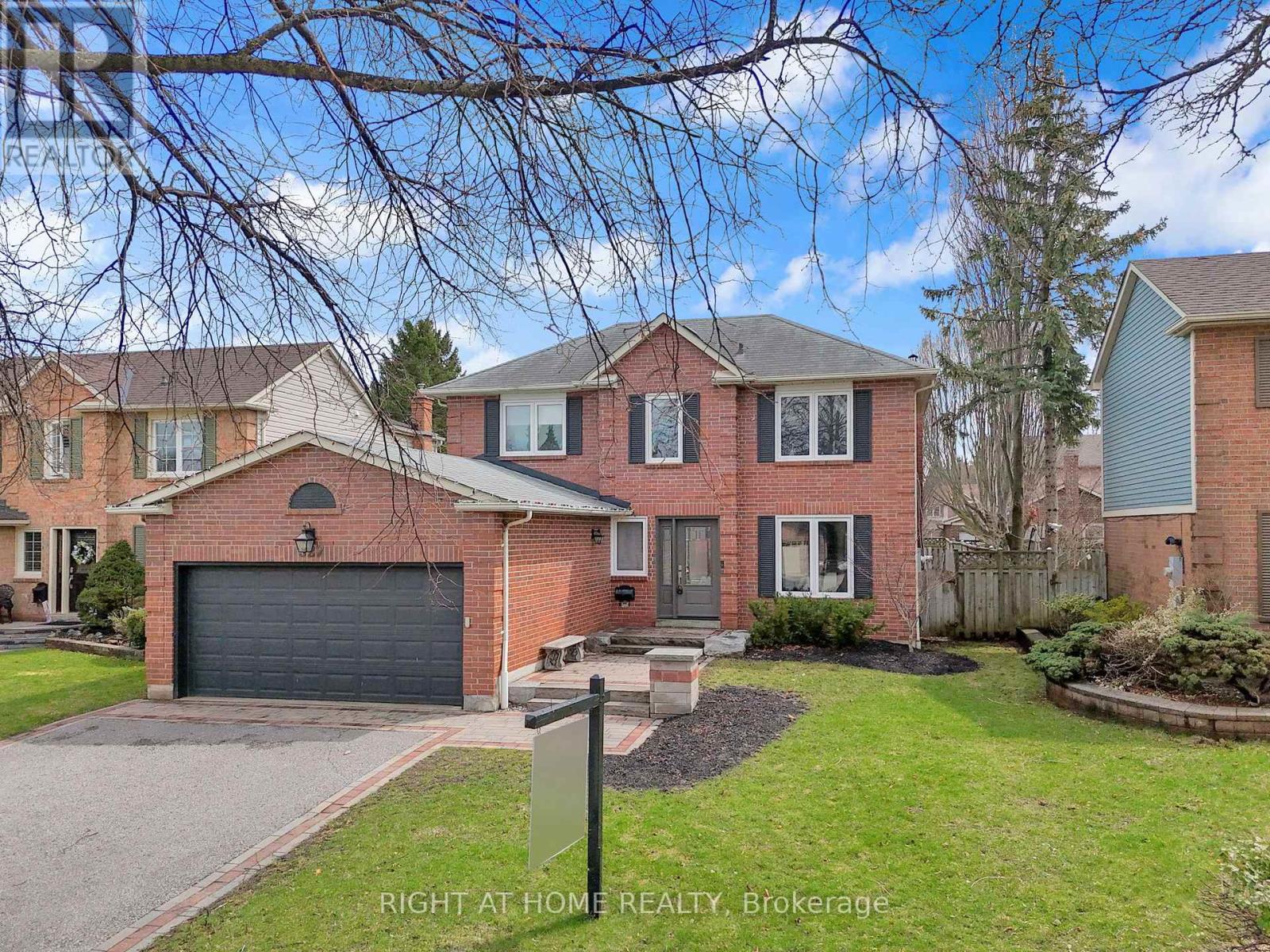 527 BEECH STREET E, Whitby, Ontario