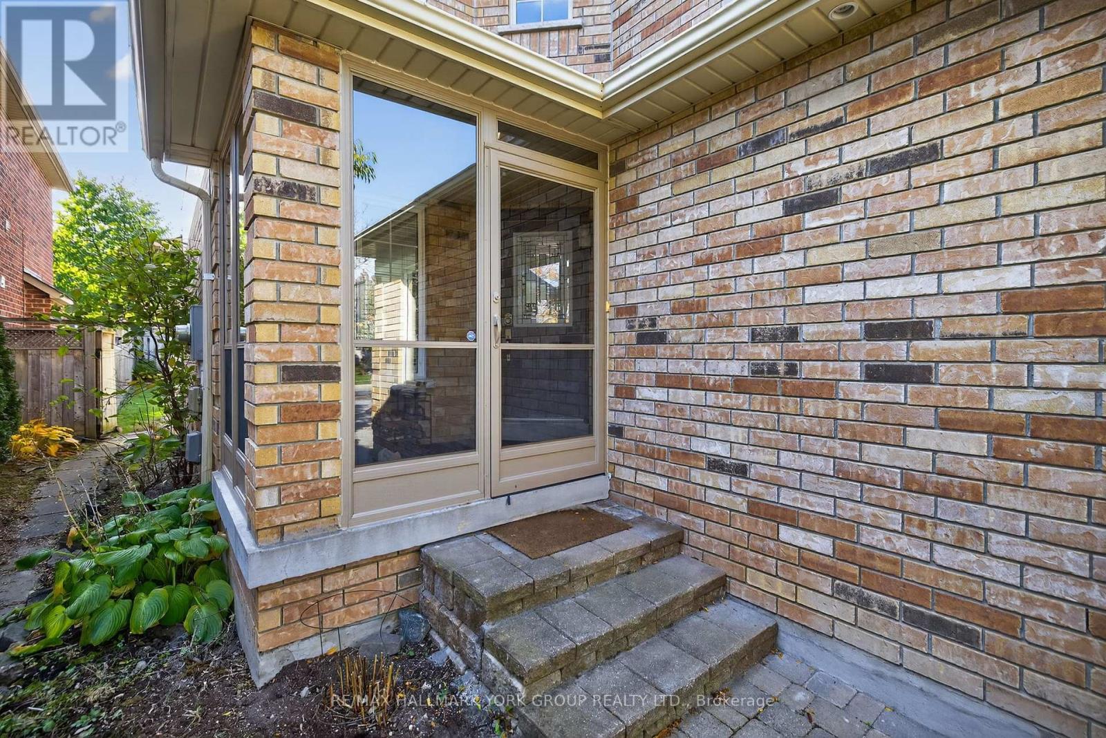 540 Greig Circle, Newmarket, Ontario  L3Y 8S6 - Photo 3 - N13005762