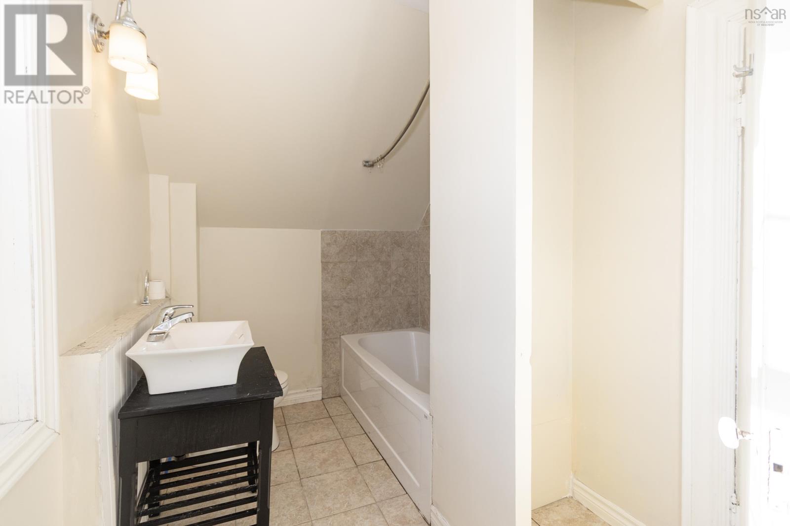 22-24 Croft Street, Amherst, Nova Scotia  B4H 2Z4 - Photo 20 - 202606473