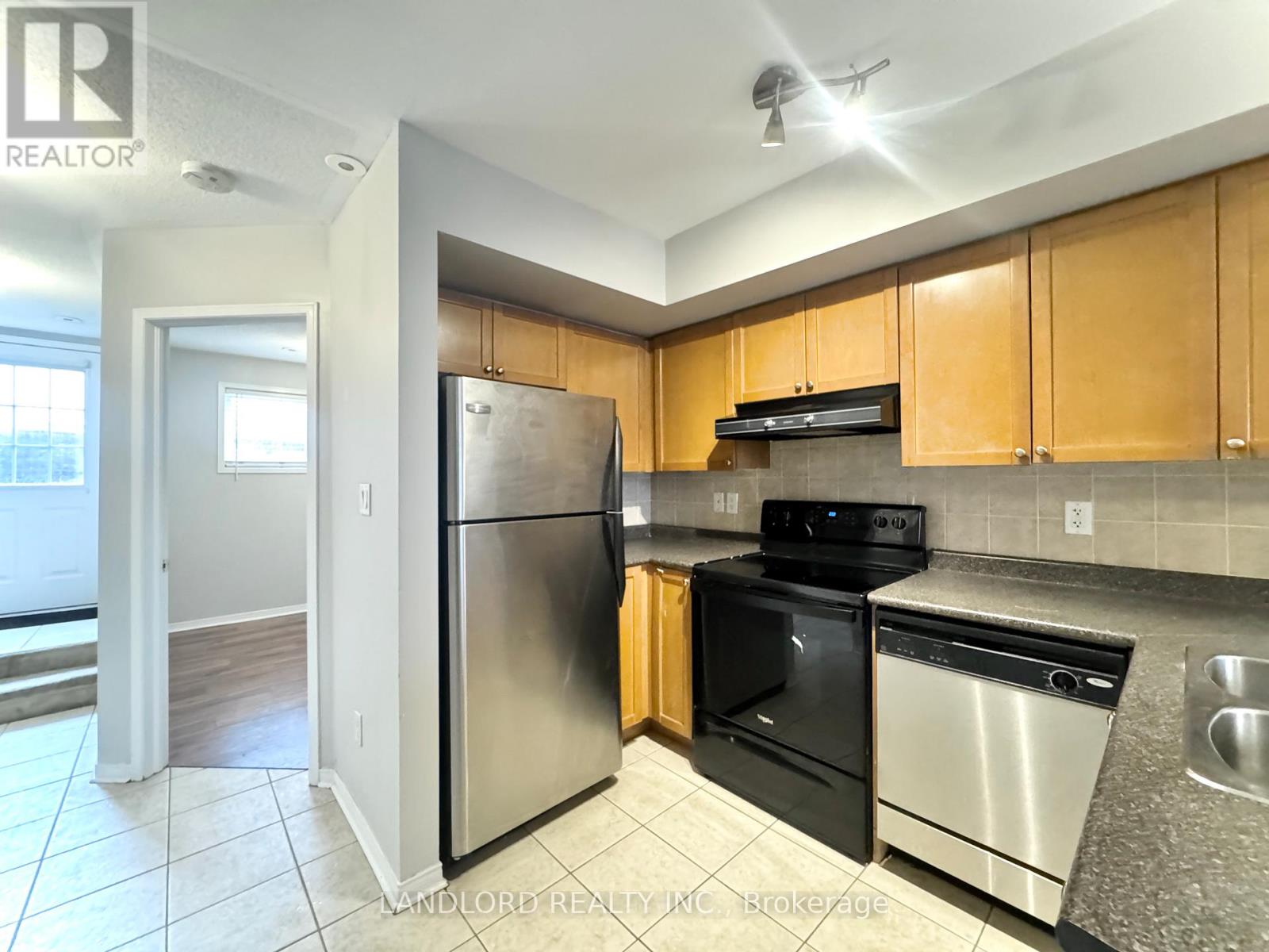 91 - 65 Turntable Crescent, Toronto, Ontario  M6H 4K8 - Photo 3 - W12763746