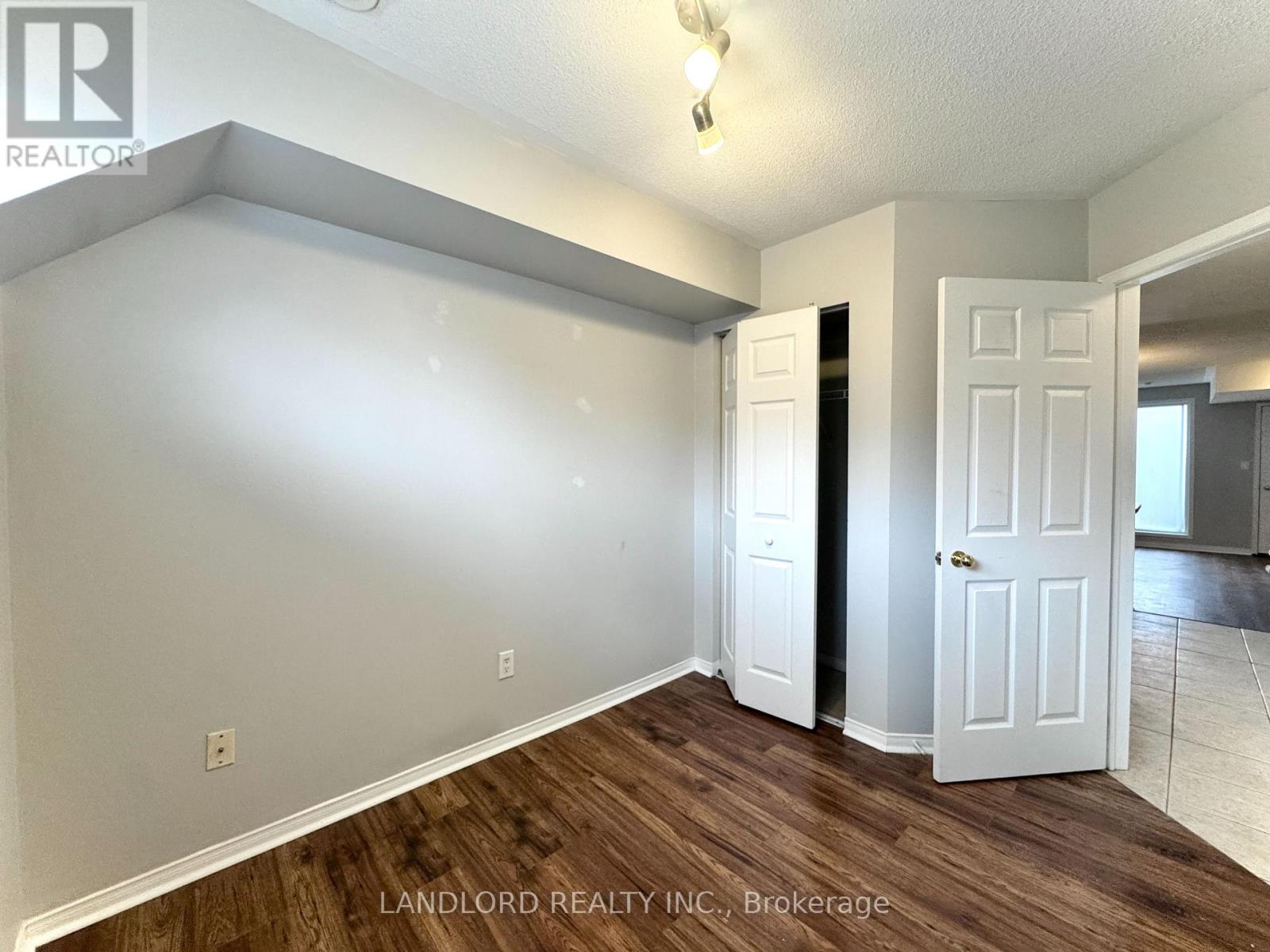 91 - 65 Turntable Crescent, Toronto, Ontario  M6H 4K8 - Photo 6 - W12763746