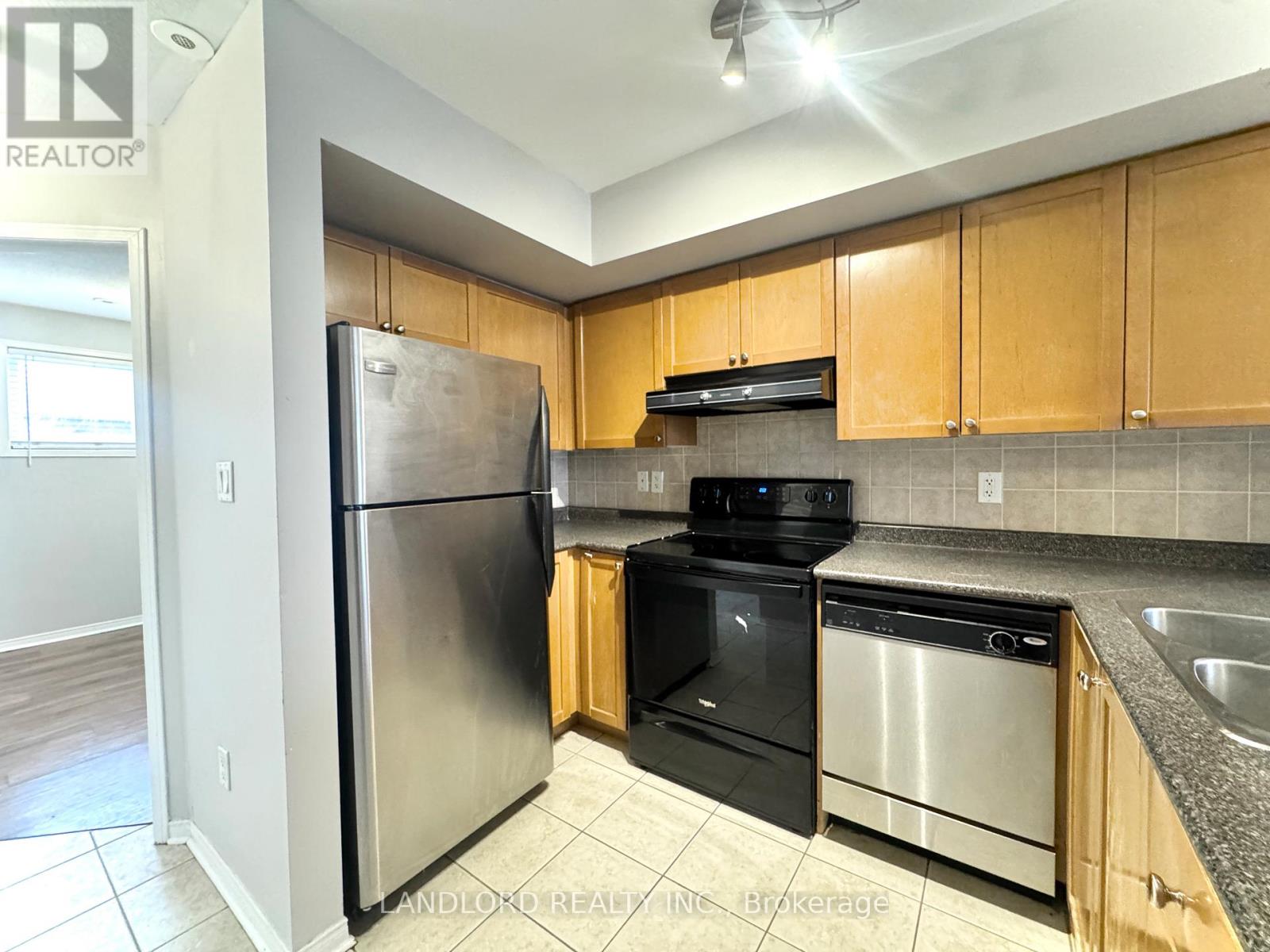 91 - 65 Turntable Crescent, Toronto, Ontario  M6H 4K8 - Photo 2 - W12763746