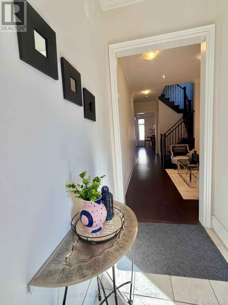 16 Lyle Way, Brampton, Ontario  L6X 5P8 - Photo 5 - W12951398