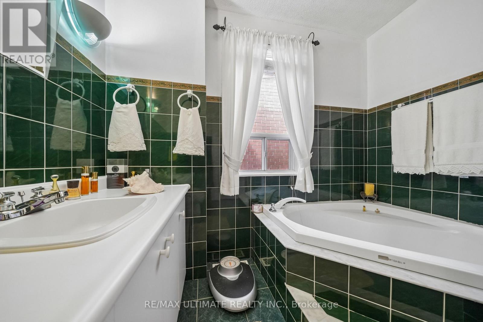 53 Gilbert Avenue, Toronto, Ontario  M6E 4W2 - Photo 11 - W13005718