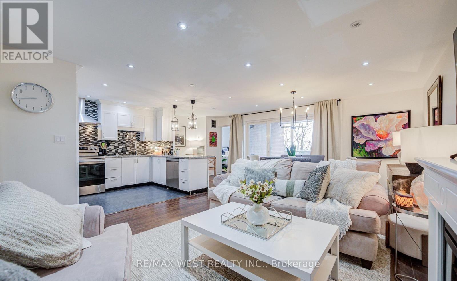 320 - 3025 The Credit Woodlands Drive, Mississauga, Ontario  L5C 2V3 - Photo 1 - W13005732