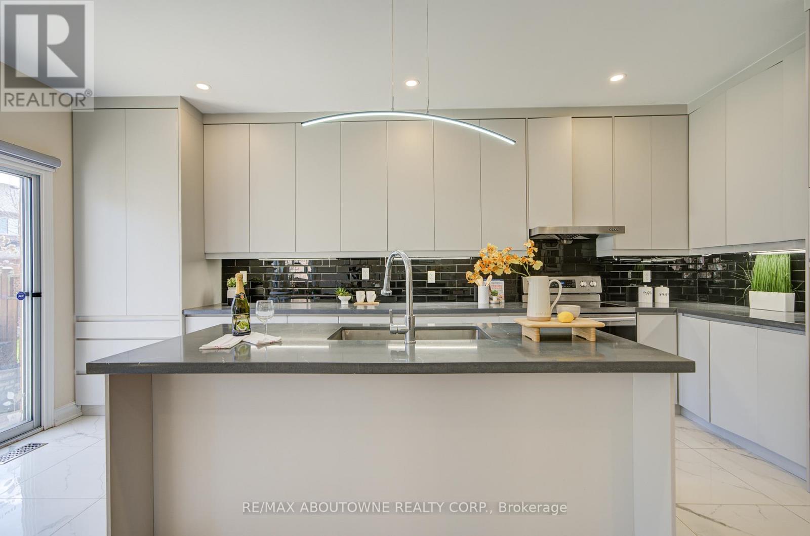 2181 Stratus Drive, Oakville, Ontario  L6M 4W5 - Photo 4 - W13005848