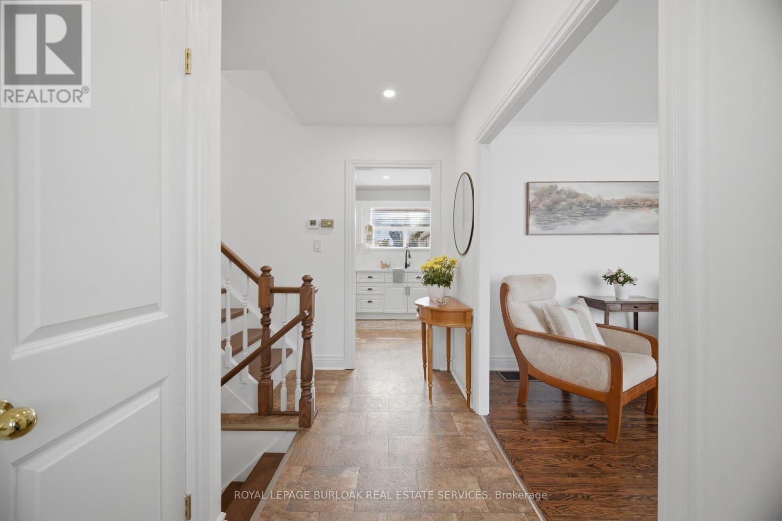 188 White Pines Drive, Burlington, Ontario  L7L 4E4 - Photo 4 - W13005852