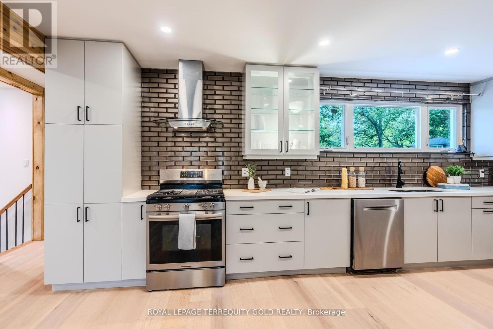 327 River Side Drive, Oakville, Ontario  L6K 3N3 - Photo 12 - W13006060