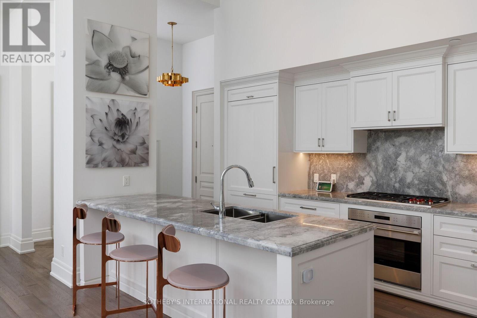 Th 2 - 4 The Kingsway, Toronto, Ontario  M8X 2T1 - Photo 8 - W13006082