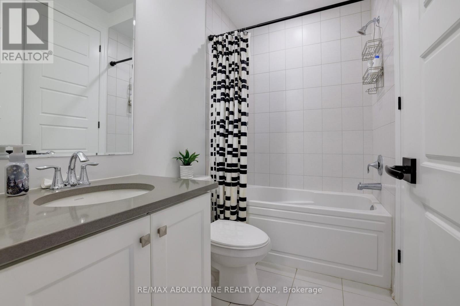 1416 Ford Strathy Crescent S, Oakville, Ontario  L6H 6E3 - Photo 36 - W13004494