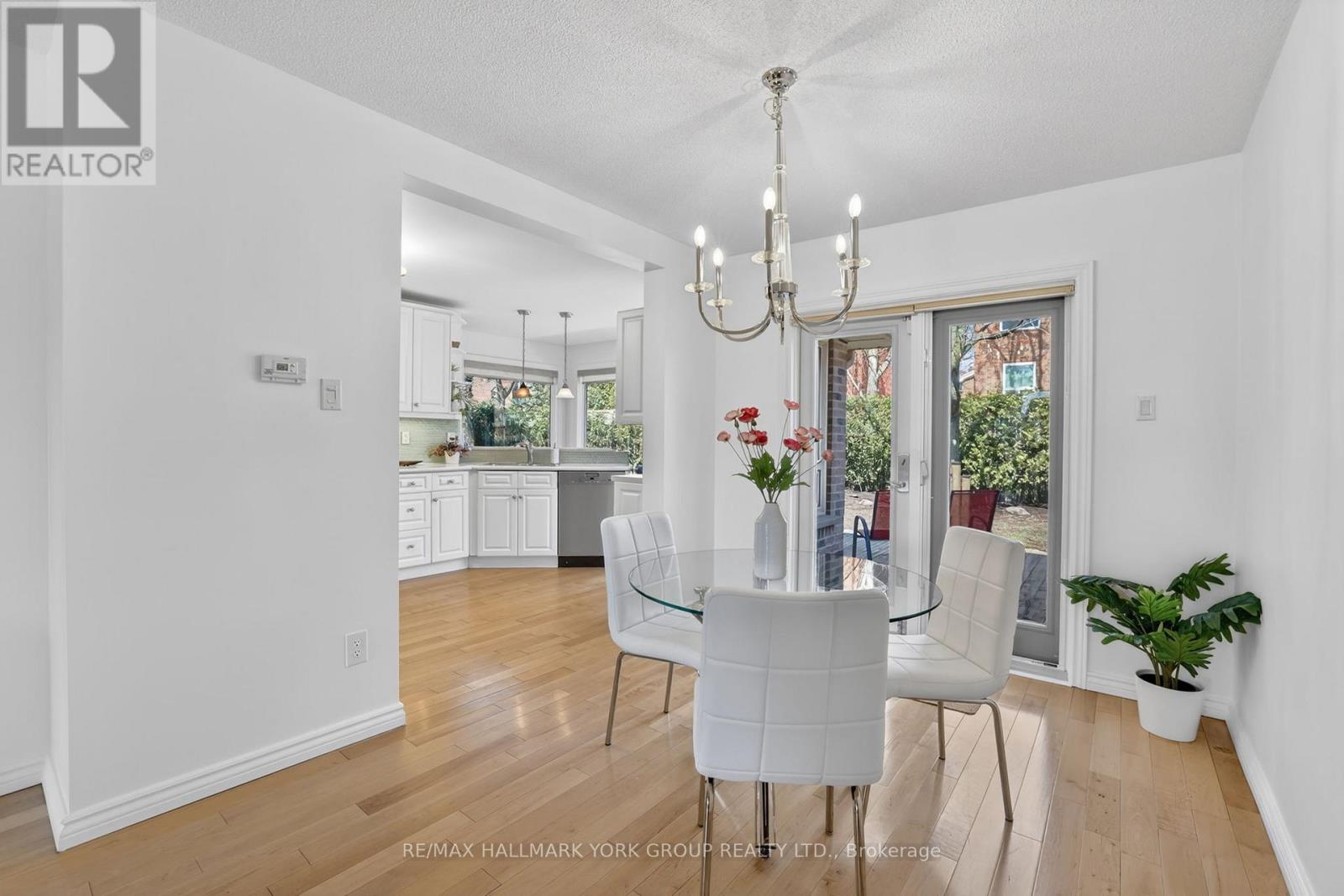 26 Mendys Forest, Aurora, Ontario  L4G 5A4 - Photo 9 - N12981156