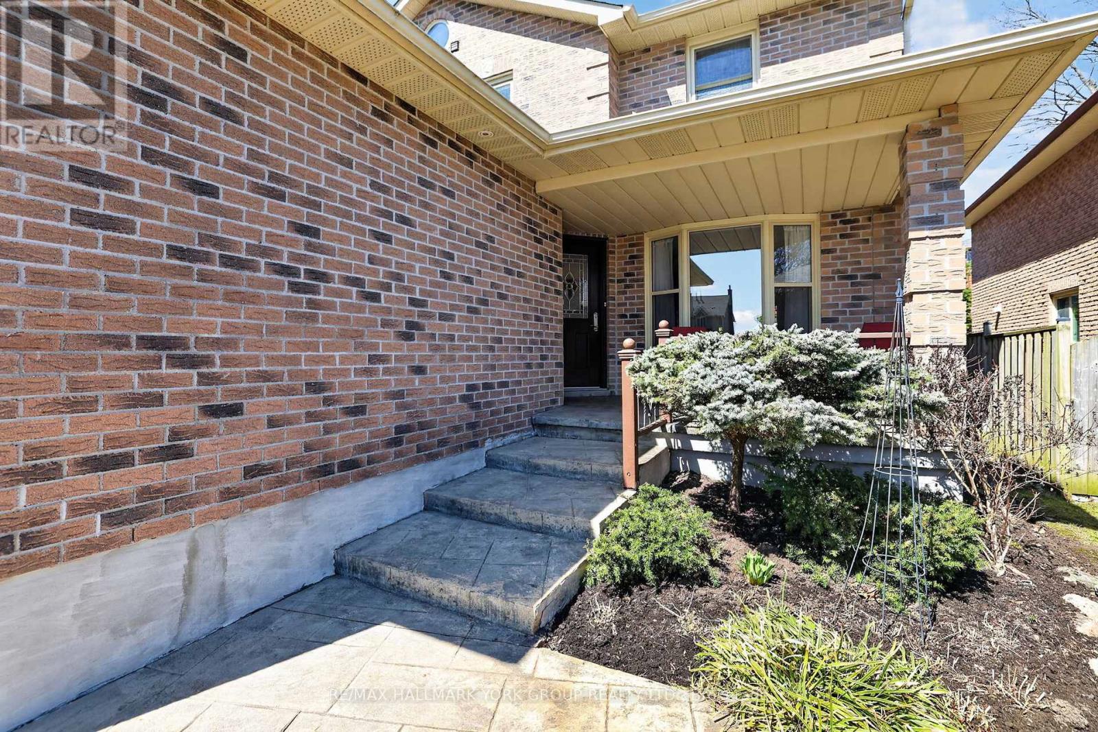 26 Mendys Forest, Aurora, Ontario  L4G 5A4 - Photo 3 - N12981156