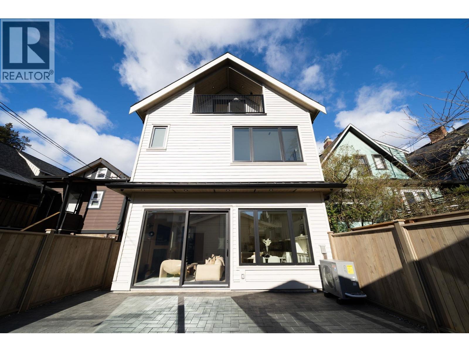 2 864 E 16TH AVENUE, Vancouver, British Columbia