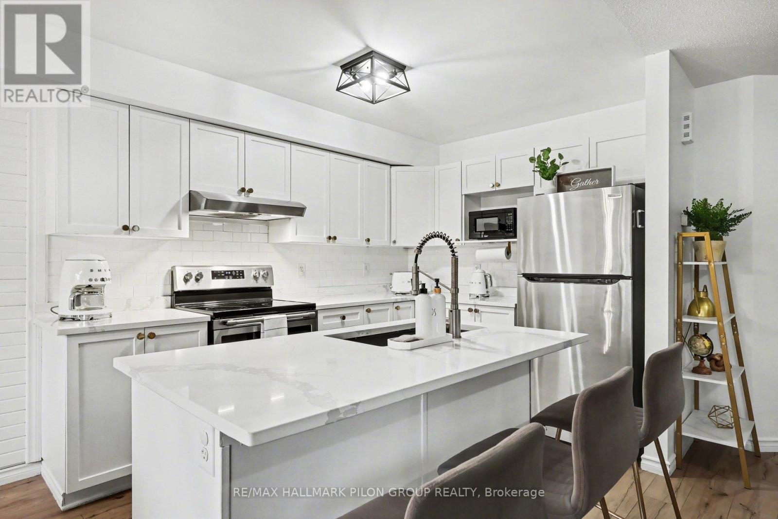 218 Rolling Meadow Crescent, Ottawa, Ontario  K1W 0B1 - Photo 3 - X13006206