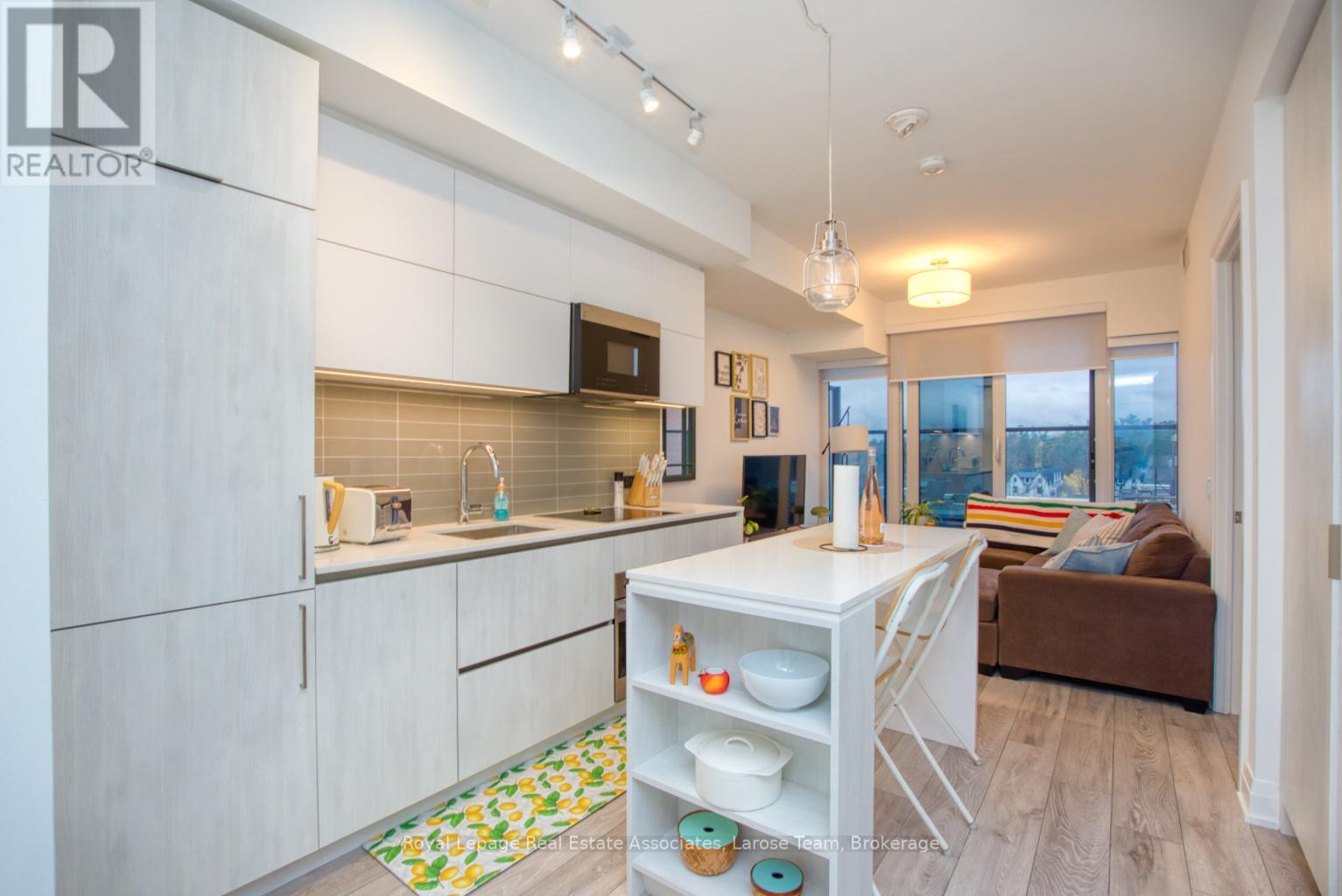 811 - 21 Park Street E, Mississauga, Ontario  L5G 1L7 - Photo 2 - W13006168