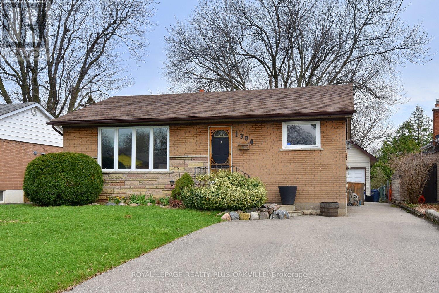 1304 Bunnell Drive, Burlington, Ontario  L7P 2E1 - Photo 2 - W13006302