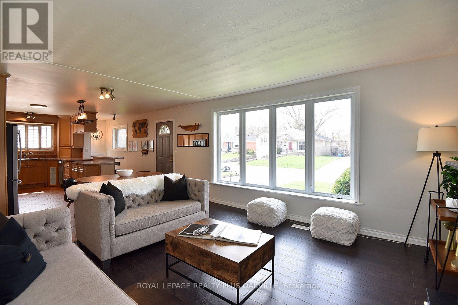 1304 Bunnell Drive, Burlington, Ontario  L7P 2E1 - Photo 3 - W13006302