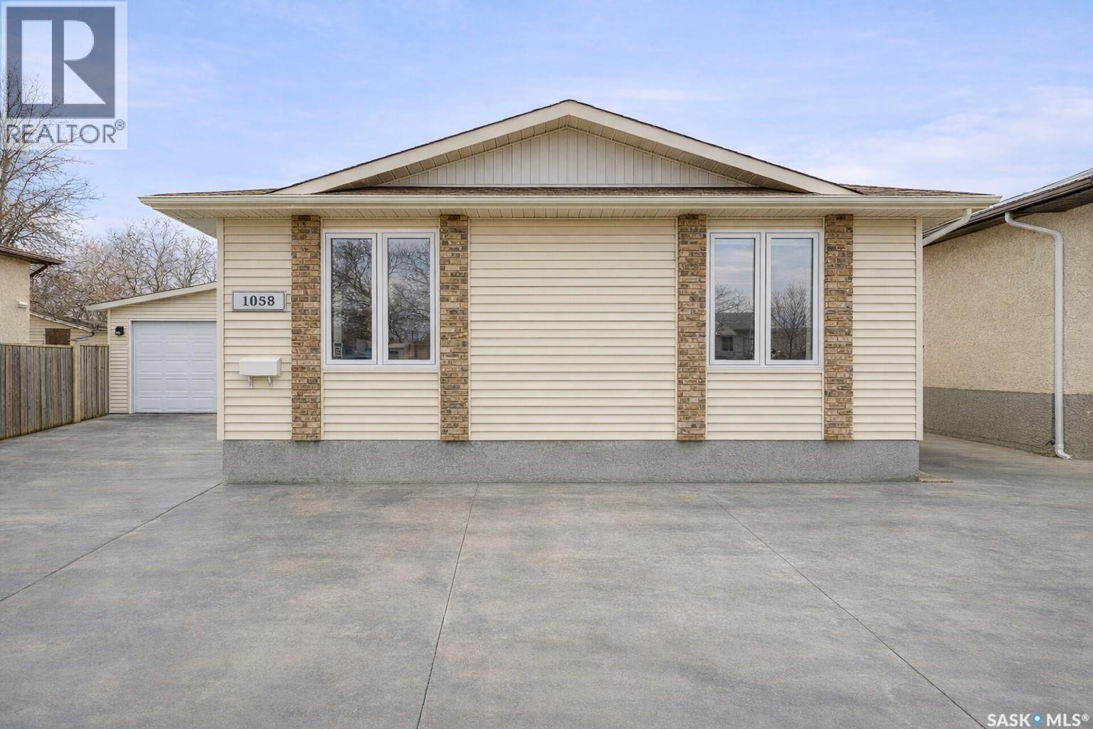 1058 Middleton Crescent, Regina, Saskatchewan  S4N 7B5 - Photo 2 - SK032883