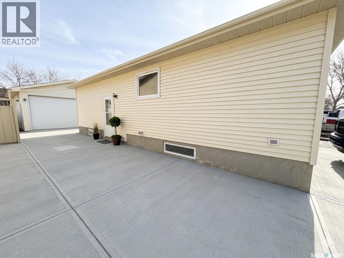 1058 Middleton Crescent, Regina, Saskatchewan  S4N 7B5 - Photo 4 - SK032883