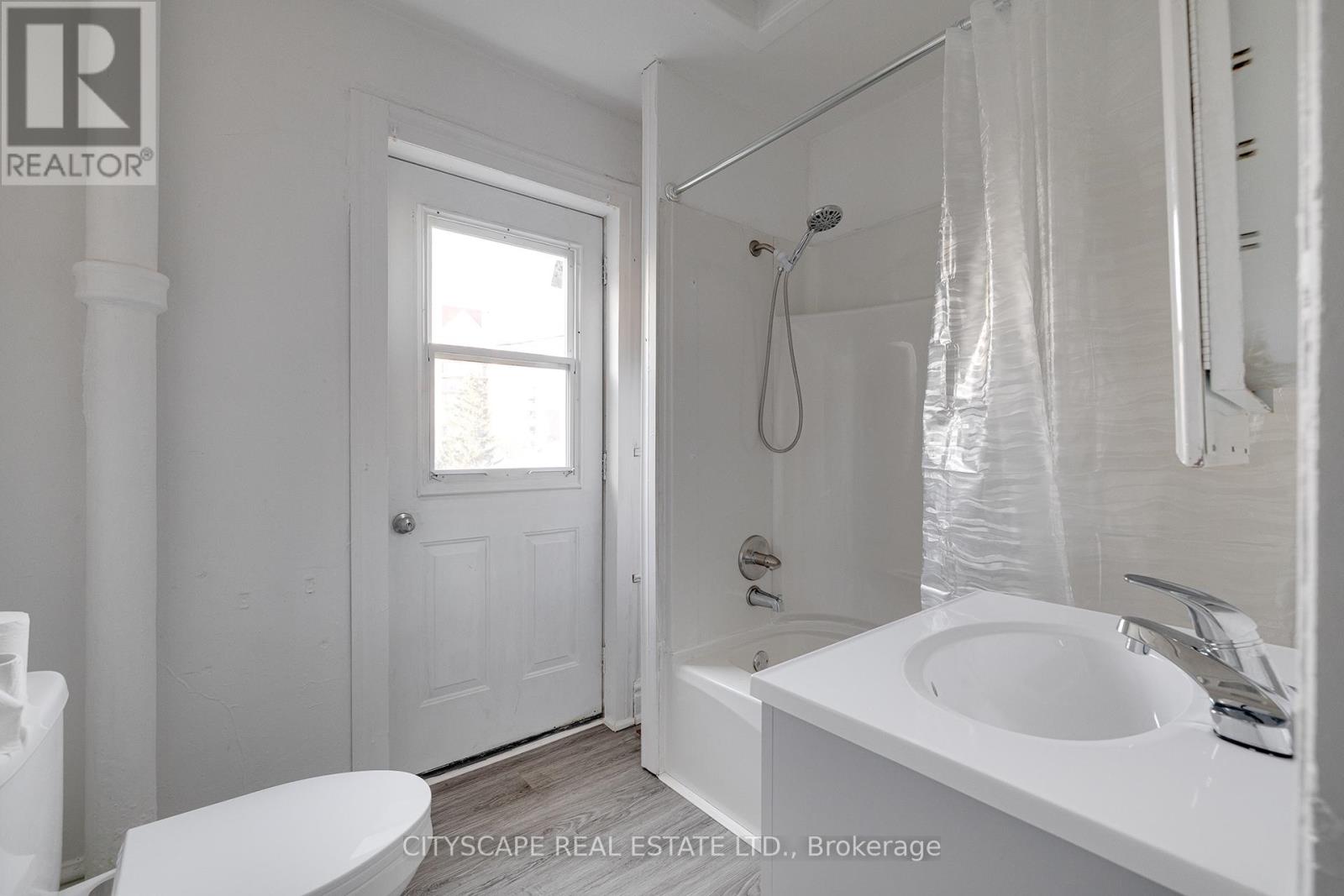 B - 61 Eby Street S, Kitchener, Ontario  N2G 3K9 - Photo 15 - X13006288