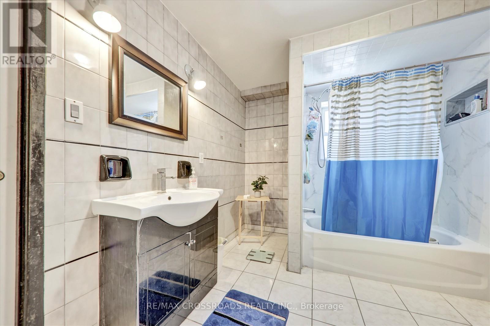 18 De Marco Boulevard, Toronto, Ontario  M6L 2W1 - Photo 16 - W12862062