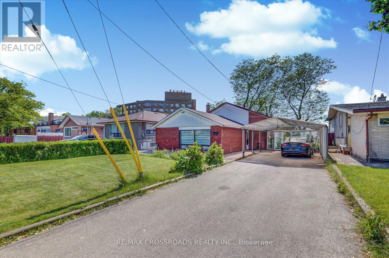 18 De Marco Boulevard, Toronto, Ontario  M6L 2W1 - Photo 3 - W12862062