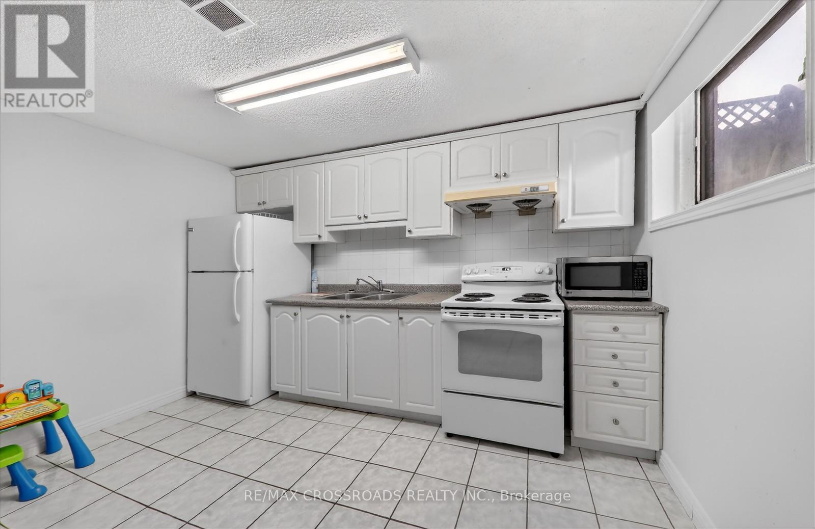 18 De Marco Boulevard, Toronto, Ontario  M6L 2W1 - Photo 29 - W12862062