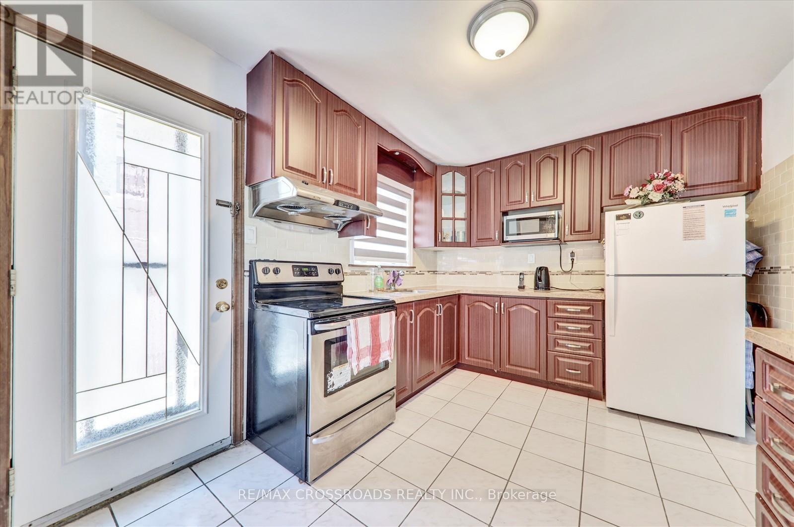 18 De Marco Boulevard, Toronto, Ontario  M6L 2W1 - Photo 12 - W12862062