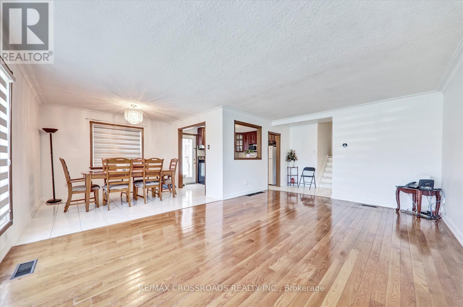 18 De Marco Boulevard, Toronto, Ontario  M6L 2W1 - Photo 10 - W12862062