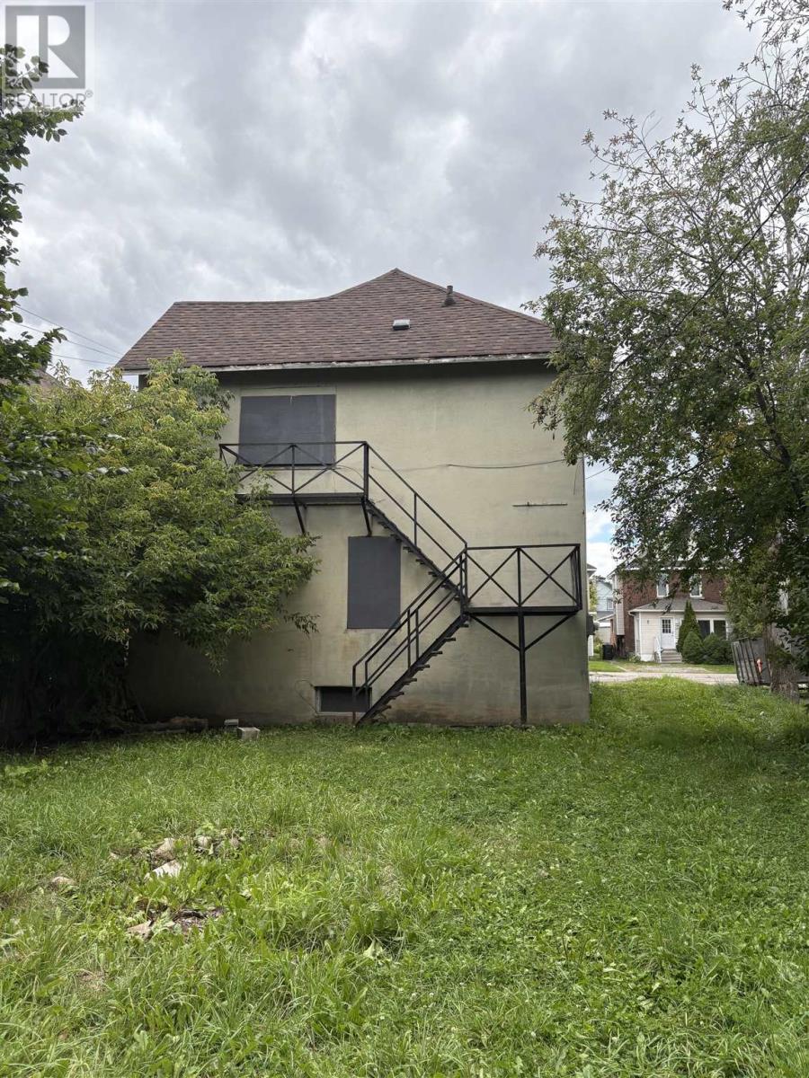 231 Brown St, Sault Ste. Marie, Ontario  P6A 1N8 - Photo 3 - SM260136