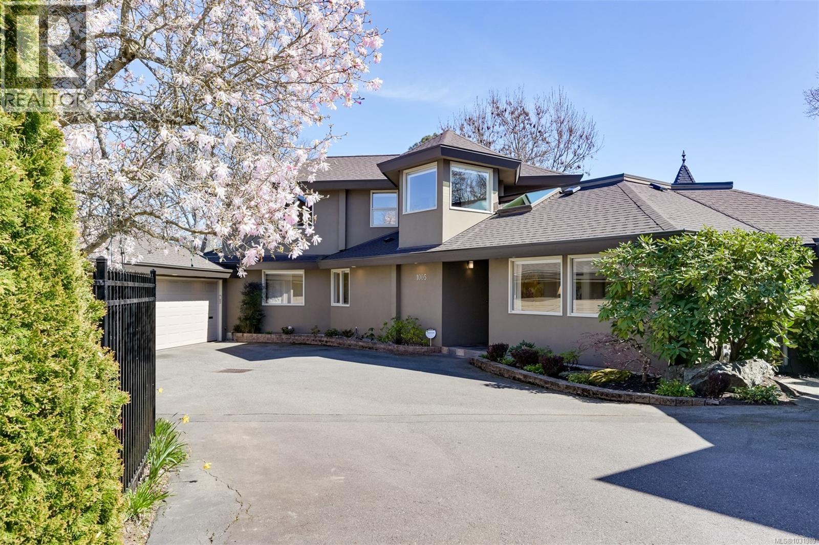 1005 Joan Cres, Victoria, British Columbia